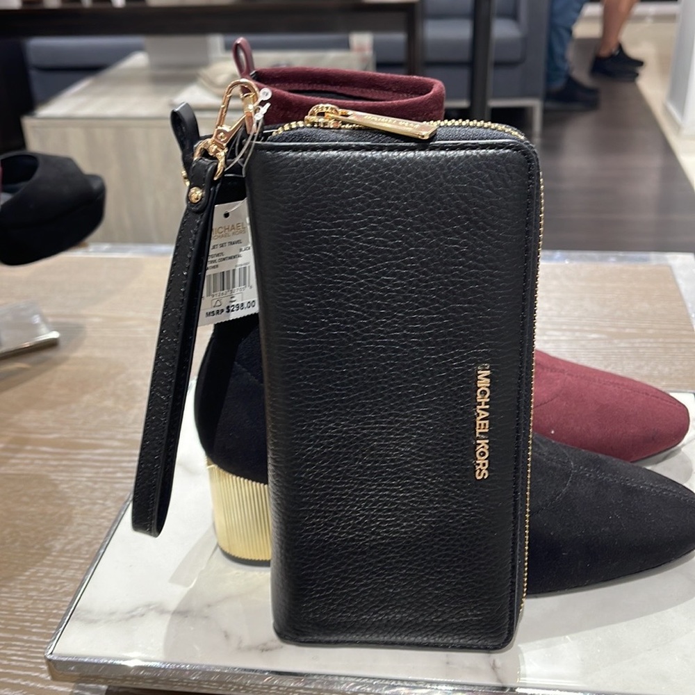 MICHAEL KORS LARGE TRAVEL CONTINENTAL WRISTLET WALLET PHONE HOLDER BLACK /Gold - Picture 4 of 16